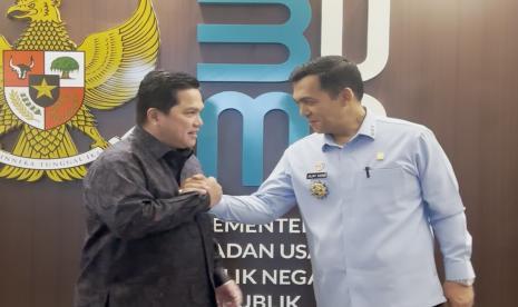 Tangkapan layar Menteri BUMN Erick Thohir bersama Dirjen Imigrasi Kemenkumham Silmy Karim.