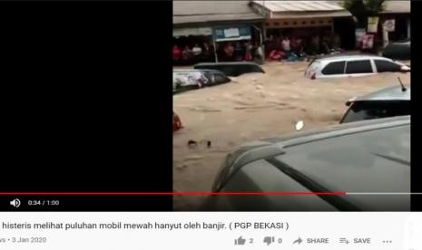 Tangkapan layar mobil terseret banjir yang diklaim terjadi di Kalimantan Selatan