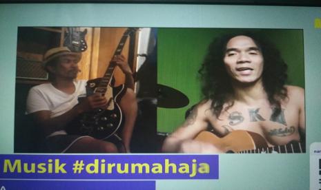 Tangkapan layar musisi Ridho dan Kaka Slank yang tengah bernyanyi untuk konser #Dirumahaja oleh Narasi TV, Rabu (25/3).