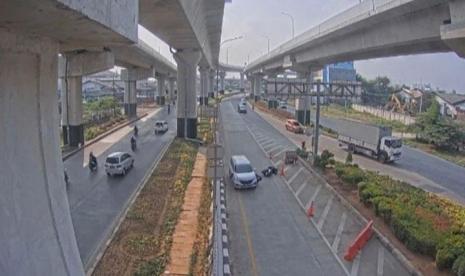 Tangkapan layar pengendara mobil menabrak pengendara motor di pintu masuk Tol Cakung-Kelapa Gading, Jakarta Timur, Rabu 14 Juni 2023. 