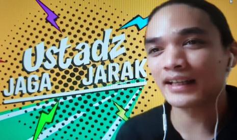 Tangkapan layar penulis skenario, yang juga sutradara dari Temata Studios, Rahabi Mandra di acara wawancara virtual web series Ustadz Jaga Jarak, Senin (11/5). 