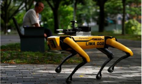 Tangkapan layar robot Spot yang berpartoli di Singapura.