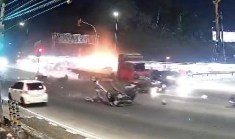 Tangkapan layar saat kecelakaan yang melibatkan 13 kendaraan di Exit Tol Bawen.