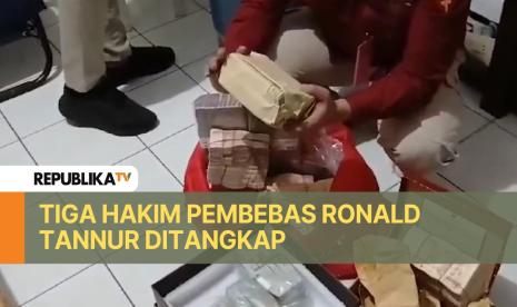 Tangkapan layar saat penyidik Jampidsus Kejagung melakukan penggeledahan terhadap dugaan kasus suap tiga hakim pembebas Ronald Tanur.