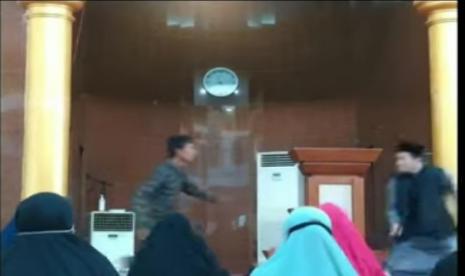 Tangkapan layar saat terjadinya penyerangan terhadap Ustadz Chaniago yang sedang berceramah di Batam.