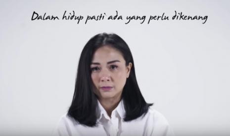 Tangkapan layar video lirik Baik-Baik dari penyanyi Astrid.