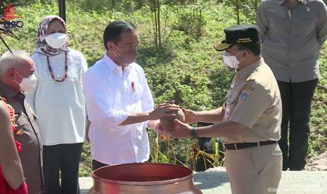 Tangkapan layar video saat Gubernur DKI Jakarta Anies Baswedan memberikan tanah dan air dari Kampung Akuarium kepada Presiden Joko Widodo saat seremoni ritual Kendi Nusantara di titik nol Ibu Kota Negara (IKN) Nusantara di Kecamatan Sepaku, Penajam Paser Utara, Kalimantan Timur, Senin (14/3/2022).