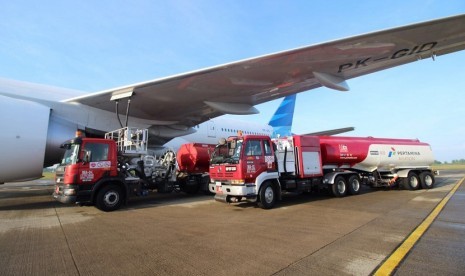 Tangki refueller avtur Pertamina mengisi bahan bakar minyak pesawat (BBMP) untuk penerbangan haji di Bandara Internasional Minangkabau (BIM), Padang, Sumatra Barat, Rabu (2/8). Pasokan avtur Pertamina di DPPU BIM melonjak 375 persen dibanding rata-rata penyaluran hariannya. 