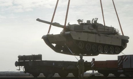 Tank Fighting Eagles 1st Battalion, 8th Infantry Regiment tiba di pangkalan AS di Mihail Kogalniceanu, Laut Hitam, Rumania timur, 14 Februari 2017 untuk meningkatkan pertahanan NATO.