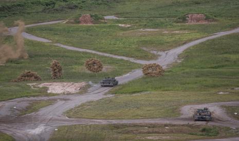 Tank K1A2 Angkatan Darat Korea Selatan, tengah, menembakkan tabir asap di dekat tank M1A2 Angkatan Darat AS, kanan, selama latihan militer gabungan antara Korea Selatan dan Amerika Serikat di Rodriguez Live Fire Complex di Pocheon, Korea Selatan, Rabu, 31 Agustus 2022.