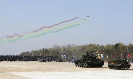 Tank militer Myanmar dikemudikan saat pesawat tempur militer terbang di atas dalam upacara peringatan 75 tahun Hari Kemerdekaan Myanmar di Naypyitaw, Myanmar, Rabu, 4 Januari 2023. Pemimpin militer yang berkuasa di Myanmar, Jenderal Senior Min Aung Hlaing, pada hari Rabu menjelaskan rencana tersebut untuk pemilihan akhir tahun ini dan menyerukan persatuan nasional dalam pidatonya saat dia memimpin upacara yang menandai peringatan 75 tahun kemerdekaan dari Inggris.