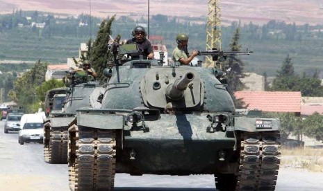 Tank pasukan Lebanon memasuki Kota Arsal dekat perbatasan Suriah di Lembah Bekaa.