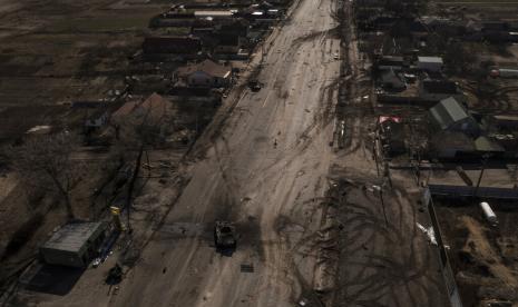 Tank Rusia yang hancur telihat di jalan utama di Brovary, di utara Kiev, Ukraina, Kamis (10/3/2022).