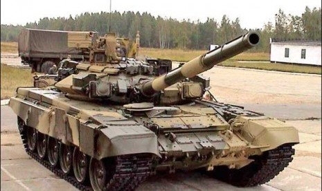 Tank T-90 C. Pengembangan T-72 dan T-80 ini menjadi andalan ekspor tank Rusia yang digadang-gadang sekelas dengan M1A1 Abrams Amerika Serikat, AMX-56 Leclerc Perancis, dan beberapa yang lain. Dia diklaim memakai teknologi penahan gempuran berat sekelas lap