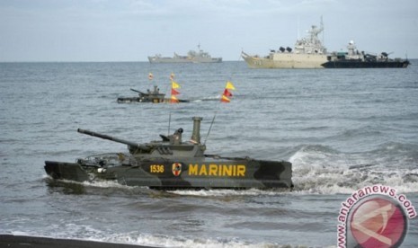 Tank-tank amfibi Korps Marinir TNI AL dalam satu latihan operasi pendaratan amfibi di Banongan, Jawa Timur.