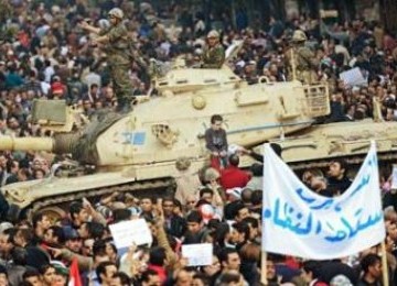 Tank tentara Mesir di tengah massa pengunjuk rasa di Lapangan Tahrir