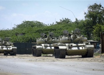  Tank Uni Afrika berjaga di depan markas mereka di ibukota Mogadishu, Somalia.