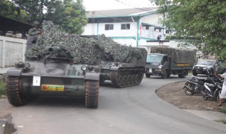 Tank Yonarmed-VII/105 GS/Biringgalih Kodam Jaya yang dikira ikut operasi penyekatan arus mudik tengah melaksanakan latihan rutin. 