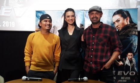 Tanta Ginting, Raline Shah, dan Mike Lucock yang memebintangi film Police Evo.