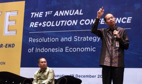 Direktur Utama bank bjb Ahmad Irfan saat menjadi pembicara pada Bandung Year-End Conference, Festival of Resolution, di Bandung 19 Desember 2017. 