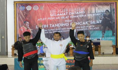 Tapak Suci Universitas Muhammadiyah Surakarta (UMS) menggelar latih tanding Pencak Silat dengan Tim Tapak Suci UMS, Tim IPSI Surakarta dan Tim IPSI Musi Banyuasin, Sumatera Selatan, di GOR Kampus II UMS, Kabupaten Sukoharjo, Jawa Tengah, Jumat (22/10).