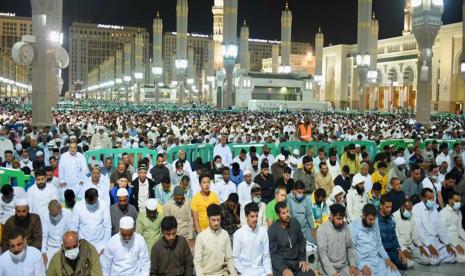 Tarawih malam pertama di Masjidil Haram.