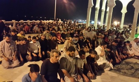 Tarawih pertama di Gaza, Palestian. 