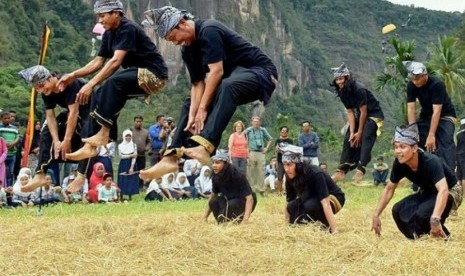 Tari Indang: Tari indang ini menjadi salah satu rangkaian pertunjukan peristiwa budaya Minangkabau, yang dihadirkan dalam Pasa Harau Art and Culture Festival 2016. Tahun ini, Pasa Harau kembali digelar di Lembah Harau, Limapuluh Kota. Jarak tempuh dari Kota Padang, Ibukota Provinsi, berkisar 120 KM.