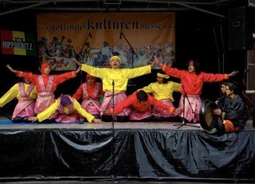 Tari Saman yang dibawakan para mahasiswa Indonesia di Göttinger Kulturenmesse, Jerman