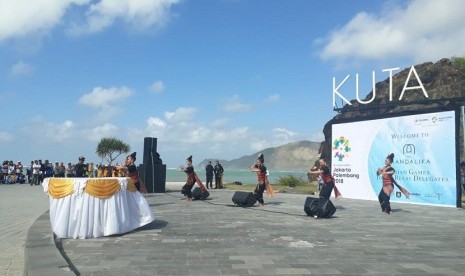 Tarian Asih Tresna menyambut api obor Asian Games 2018 di Pantai Kuta Mandalika, Lombok Tengah, NTB, Rabu (25/7).