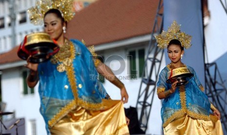   Festival Budaya Nusantara digelar 5 hingga 8 Desember 2019 di Puspemkot. Foto: Tarian Maduppa dalam acara Festival Seni dan Budaya Nusantara. (Republika/Raisan Al Farisi)