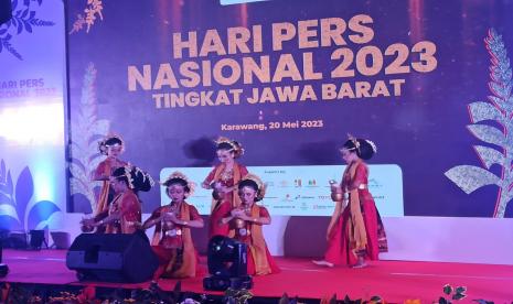 Tarian Pasanggiri Jaipong Nyi Ronggeng dalam peringatan HPN 2023 di Kabupaten Karawang, Sabtu (20/5/2023) malam. 