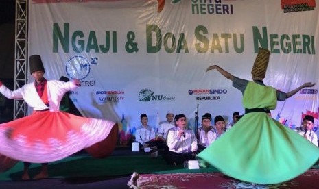 Tarian Sufi asuhan Kiai Budi Harjono tampil mengisi acara resepsi penyambutan tim Kirab Satu Negeri GP Ansor di halaman Kantor Gubernur Jawa Tengah, Sabtu (20/10) malam.