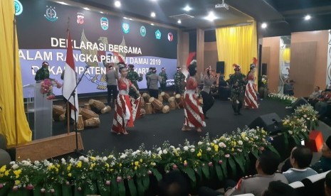 Tarian tradisional dan rampak kendang yang dibawakan anggota TNI/Polri, menjadi pembuka dalam acara deklarasi damai Pemilu 2019 yang diselenggarakan unsur Muspida Purwakarta, di Aula Yudistira Pemkab Purwakarta, Jumat (15/3).