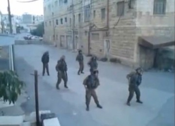 Tarian tentara Israel di Jalan Shuhada, Hebron