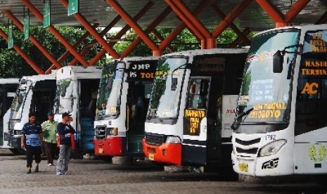 Tarif angkutan umum berpotensi naik gara-gara harga BBM naik.