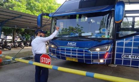 Tarif bus baik antar kota dan antar provinsi di Kota Sukabumi menyikapi berbeda dengan penyesuaian harga BBM subsidi. Sebab ada PO Bus yang menaikkan tarif dan sebagian lainnya masih dengan harga ongkos yang sama.