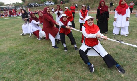 Tarik tambang, salah satu permainan tradisional yang sering dilombakan saat HUT RI.