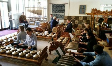 Pelatihan bermain gamelan (ilustrasi) 