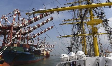 Taruna tingkat III angkatan 64 melakukan parade roll ketika KRI Bima Suci berlabuh 