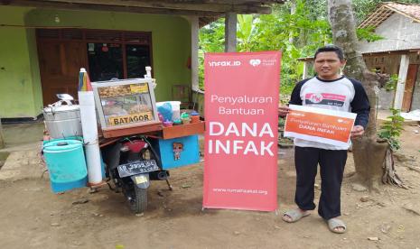 Taryanto pedagang batagor keliling yang mendapat bantuan modal usaha dari Rumah Zakat.