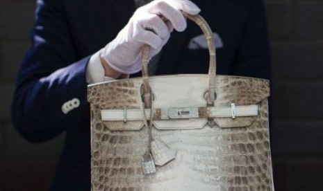 Tas Birkin keluaran Hermes memiliki 242 berlian dengan total 9,84 karat. Tas branded sering dipalsukan. Sebagian orang dinilai membelinya demi mendapatkan identitas instan dengan harga terjangkau.