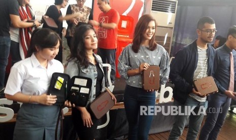 Tas keren terbuat dari sampah botol plastik yang diolah melalui metode upcycle lewat program Plastic Reborn yang digagas oleh Coca Cola Foundation.