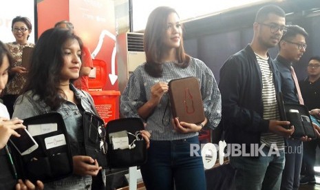 Tas keren terbuat dari sampah botol plastik yang diolah melalui metode upcycle lewat program Plastic Reborn yang digagas oleh Coca Cola Foundation.