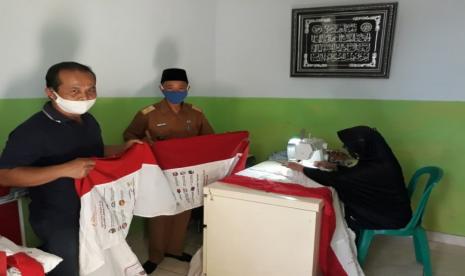 Tas sembako Bantuan Presiden (Banpres) oleh warga Bedahan, Kota Depok dijadikan bendera panjang untuk memeriahkan Hari Kemerdekaan RI ke 75.