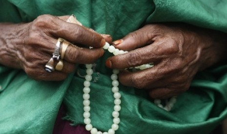 Tasbih adalah salah satu media untuk berzikir.