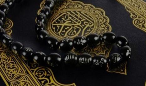 Tasbih dan Alquran. Dzikir merupakan salah satu aktivitas mendekatkan diri kepada Allah SWT 