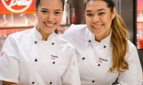 Tasia dan Gracia menyajikan menu-menu bercitarasa Indonesia dalam final My Kitchen Rules Australia di Stasiun TV Channel 7. 