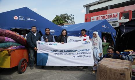 TASPEN memberikan bantuan kepada korban terdampak Kebakaran Depo Pertamina Plumpang. Penyerahan Paket Bantuan senilai Rp 50 juta tersebut dilakukan secara langsung oleh Pgs Corporate Secretary PT TASPEN (Persero) Mardiyani Pasaribu didampingi Social & Environment Responsibility Unit Head PT TASPEN (Persero), Agus Muharam kepada Sekretaris Palang Merah Indonesia (PMI) Jakarta Utara, Bambang Sutarmo di Posko bantuan Logistik Kebakaran Pertamina PMI Jakarta Utara, pada Selasa (7/3/2023) lalu.