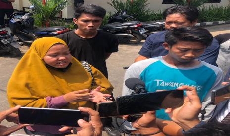 Tasrun (30) melaporkan kasus meninggalnya istri dan anaknya ke Mapolres Indramayu, Rabu (20/12/2023).